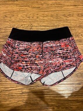 Lu Lu Lemon Women’s Shorts
Size: 6
2 inch